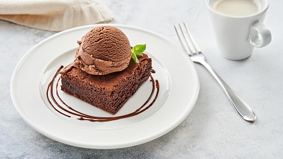 Chocolate brownie with ice cream