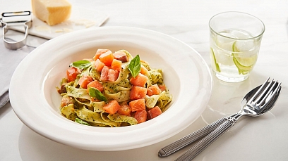 Tagliatelle with pesto and salmon