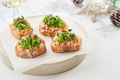 Canapés with chukka seaweed and shrimp in sesame sauce