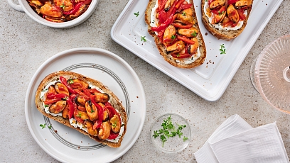 Crispy bruschetta  with mussels and vegetables