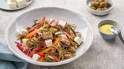 Salad with sea kale, olives, feta and tuna