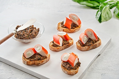 Canapé with Сrab Roll and Olive Tapenade