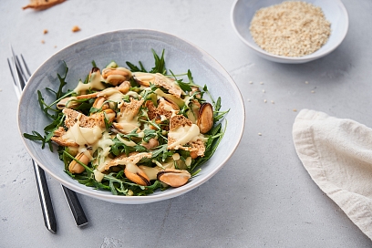 Salad with mussels and crispy ciabatta