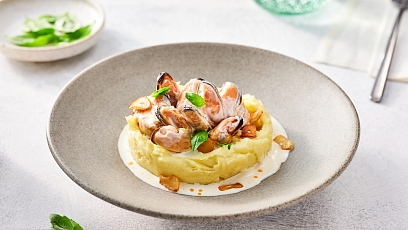 Airy mashed potatoes with mussels and garlic crisps